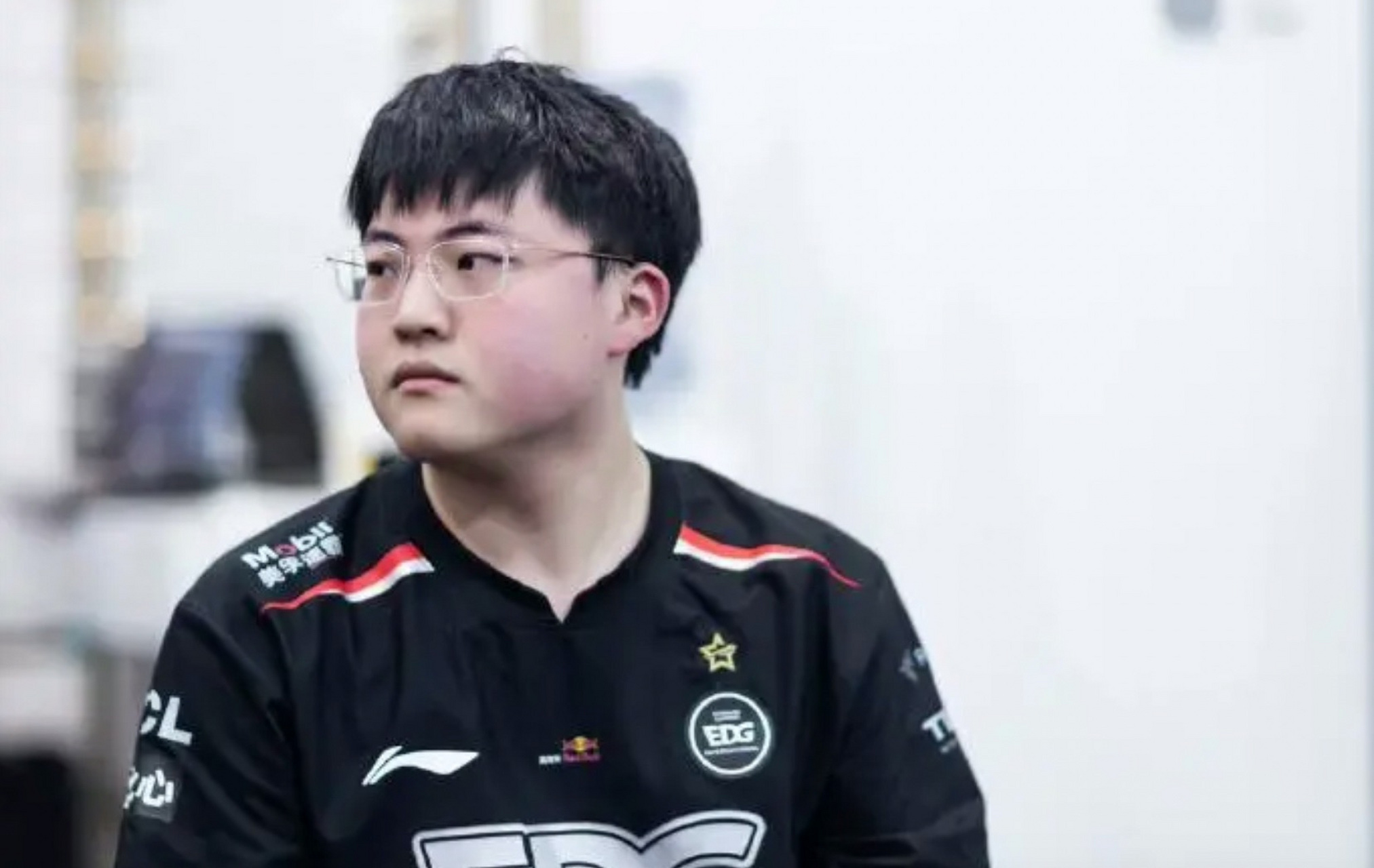 爱游戏官方 Uzi在TES比赛中大胜，精彩发挥引发热议！